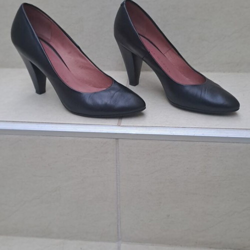 G Pumps by Gadea black leather pumps size 39 like new
