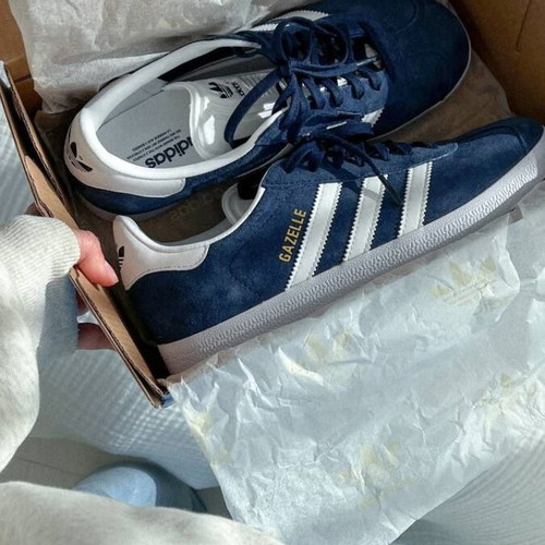 Adidas Gazelle Athletic Shoes Like New, Size 40.5, Blue and White