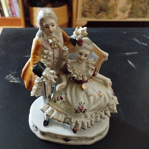 Vintage decorative couple figurine like new