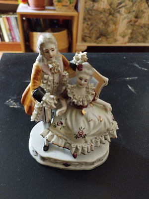Vintage decorative couple figurine like new