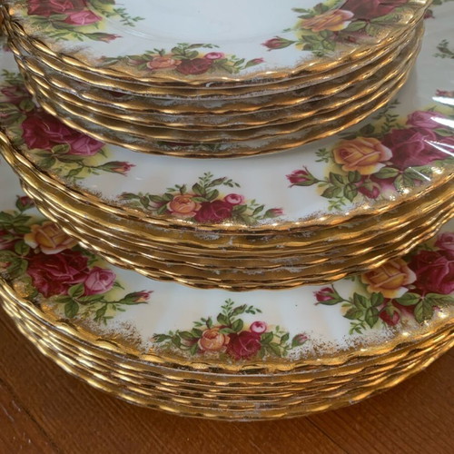 Royal Albert Old Country Roses 18-Piece Dinnerware Set like new