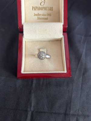 Silver 925 ring with white stones like new