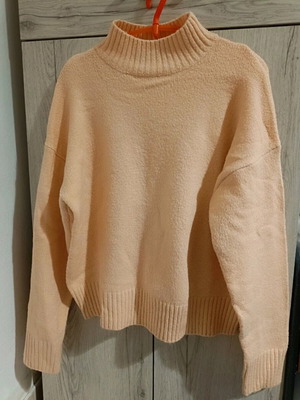Bershka warm sweater like new, peach color, size M