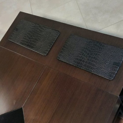 Coffee table like new with shelf, 2 drawers and minibar