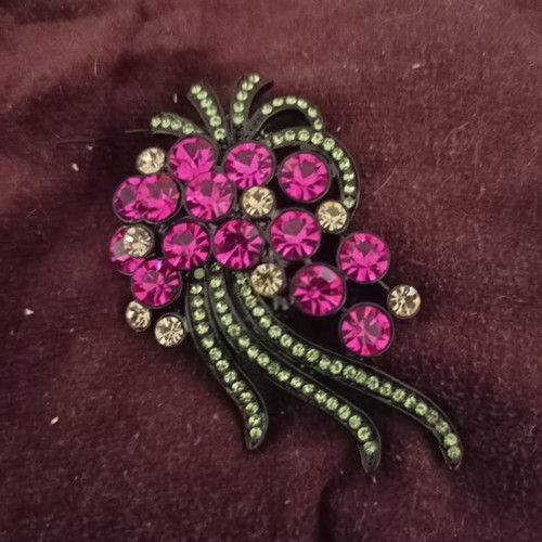 Pin necklace like new