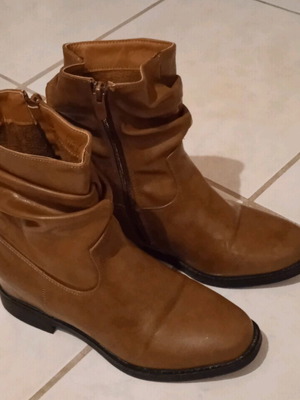 Tan boots with gathers like new, size 37