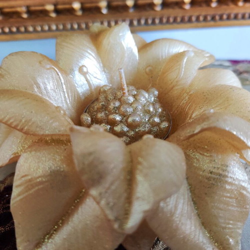 Decorative flower-shaped candle like new