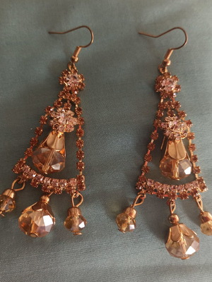 Βραδινά μακριά σκουλαρίκια με κρύσταλλα και στρασάκια χρυσό μελί, σαν καινούργια