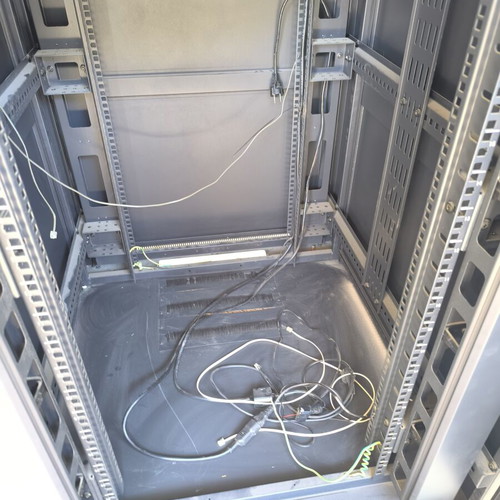 Central Floor Standing Rack Cabinet like new, 184x80x96 cm without CD ROM