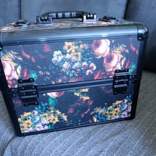 Aesthetic suitcase used, two-tier with accessories and adjustable compartments