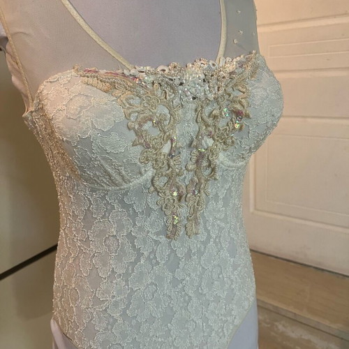 Vintage bodysuit like new with embroidery and lace, size L