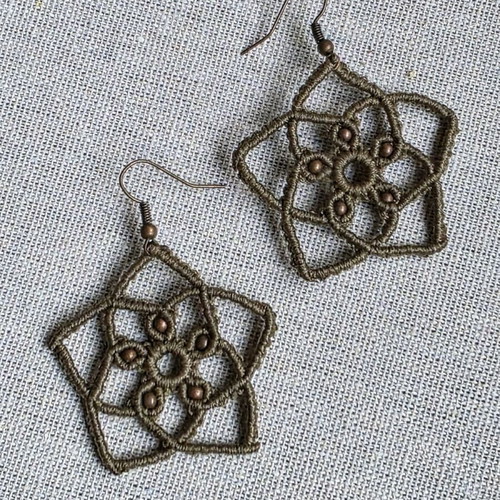 Macrame earrings like new in khaki with bronze details