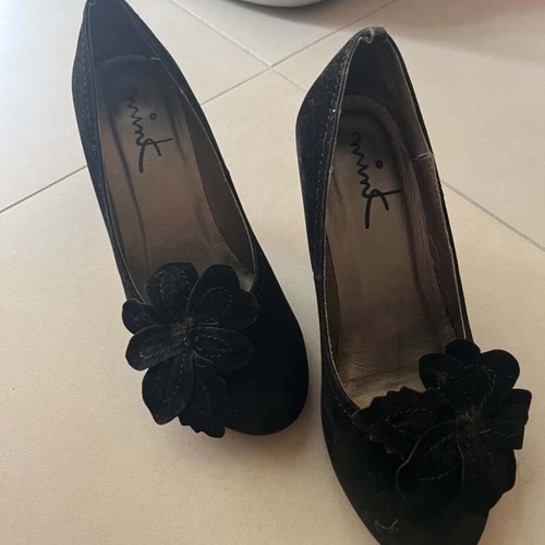 Suede vintage pumps with flowers like new, black, size 38