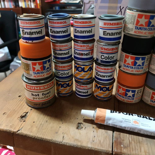 Tamiya and Humbrol model paints like new, 32 pieces