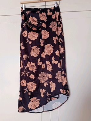 Lumina midi skirt like new with floral pattern and asymmetric hem