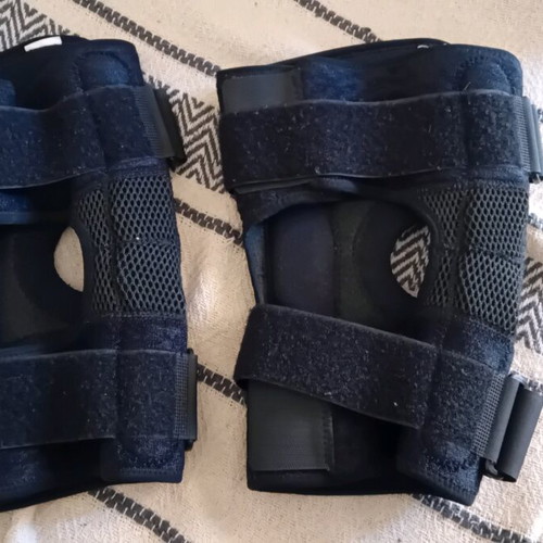 Uriel AC43D Knee Braces with Hole and Stays like new, One Size