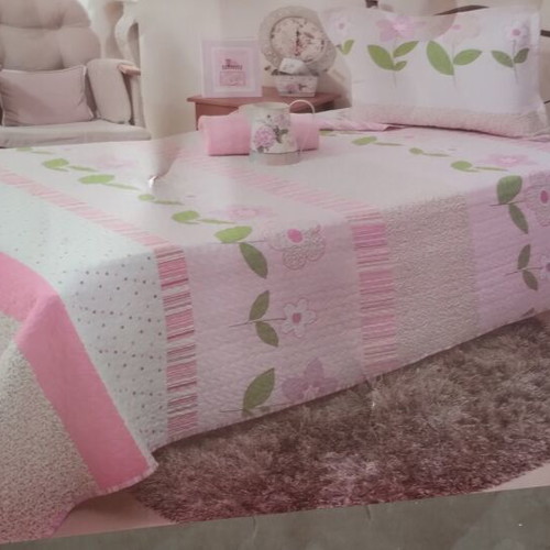 Quilt and decorative pillowcase for single bed