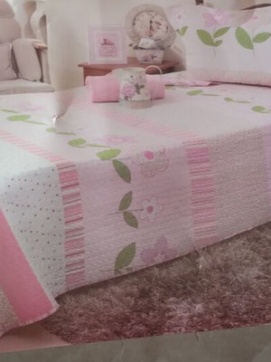 Quilt and decorative pillowcase for single bed