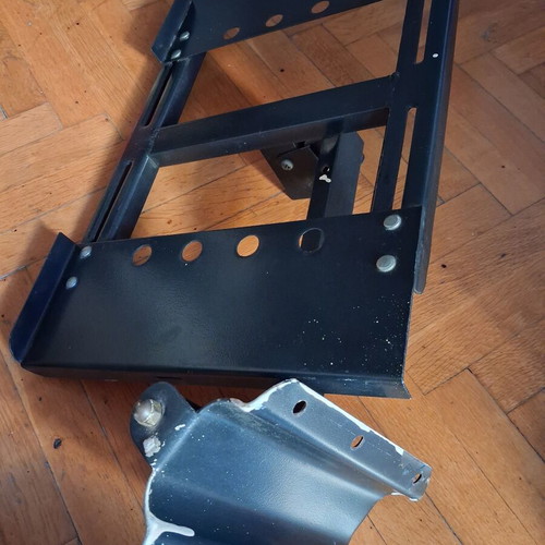 Adjustable metal TV support bracket for old TVs
