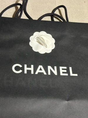 Chanel bag μεσαία σαν καινούργιο, μαύρο με λογότυπο και λουλούδι