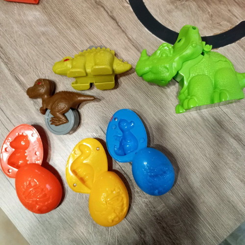 Play-Doh Dinosaurs World toy used 3+