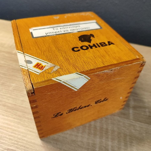 Empty wooden Cohiba 25 Robustos box used