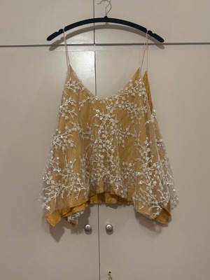 NidoDileda top with open back, yellow and white