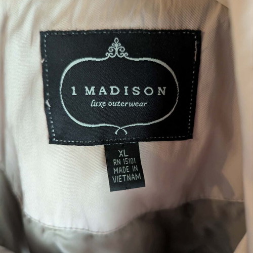 Madison trench coat like new, beige, with belt, modern collar and pleated details