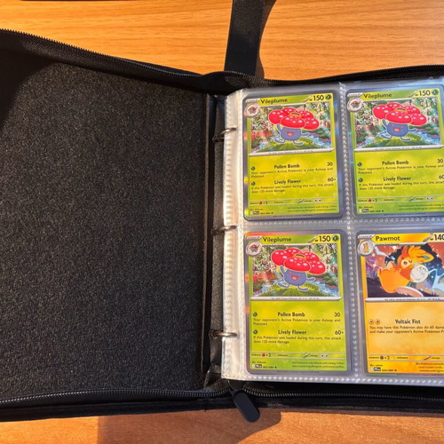 Pokemon binder album for 400 cards like new
