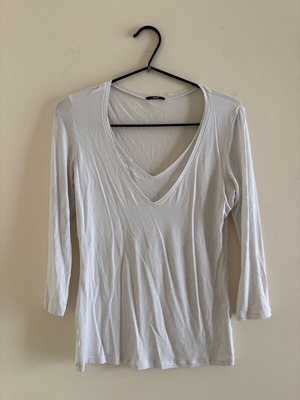 White Tezenis top with 3/4 sleeve used in excellent condition size M