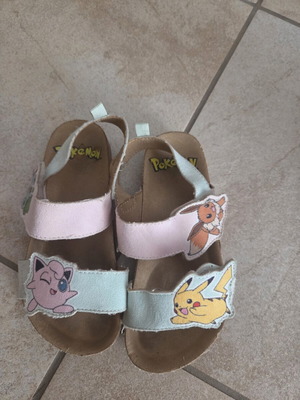 Πέδιλα Pokémon νούμερο 28 για κορίτσια σαν καινούργιο, πολύχρωμα H&M