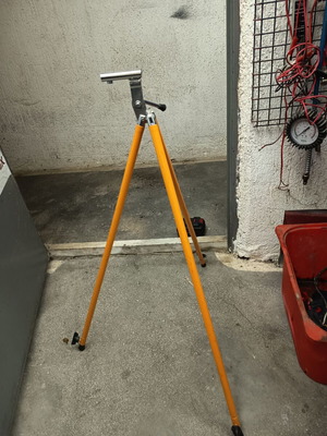 Tripod used, quality, extendable, in excellent condition