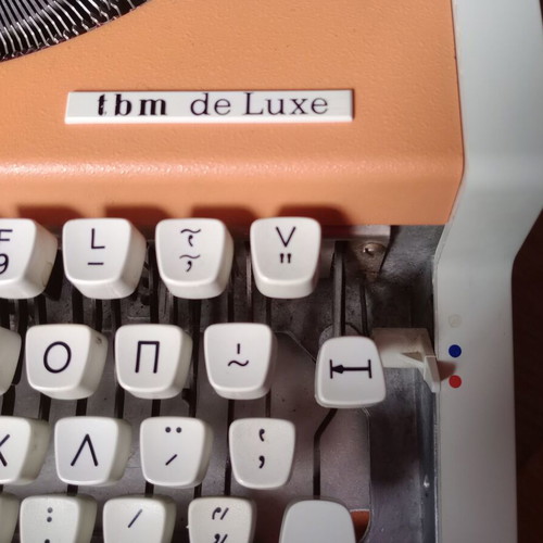 Olympia Traveller de Luxe typewriter like new with case