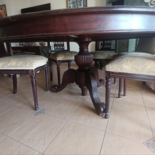 Dining table round 1.52m diameter with 6 chairs like new