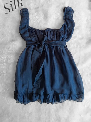 Sleeveless blouse silk with inner lining, tie under bust, like new, blue, size S