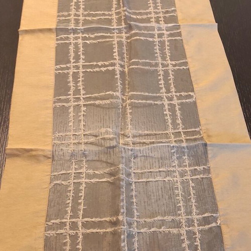 Table runner like new, size 135x47 cm