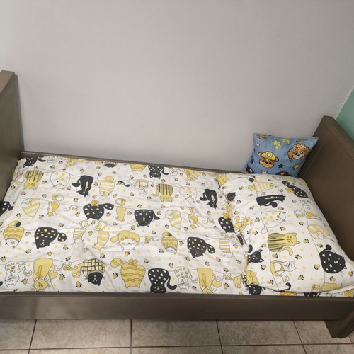 Crib bed like new, converts to preteen beds