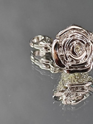 Swarovski Rose Charm μεταχειρισμένο με κούμπωμα για κολιέ ή βραχιόλι