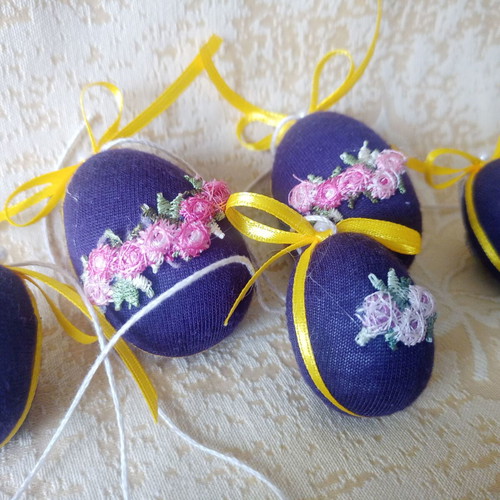 Set of 5 handmade Easter eggs like new with embroidered flowers
