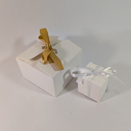 Gift boxes new, pack of 4 large and 9 small with ribbon