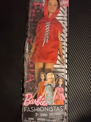 Barbie Fashionistas κούκλα με κόκκινο φούτερ με κορδόνια