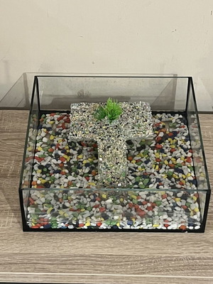 Turtle Bowl like new with Bar, Colored Pebbles, Food and Water Drops
