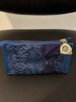 Estée Lauder blue toiletry bag like new with snake skin pattern