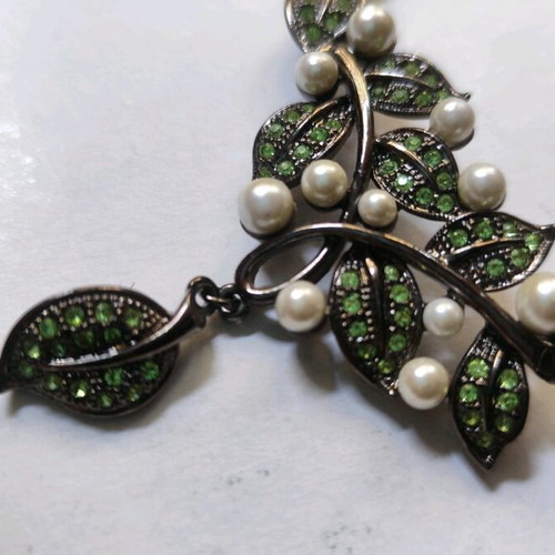 Retro style necklace with pearls like new