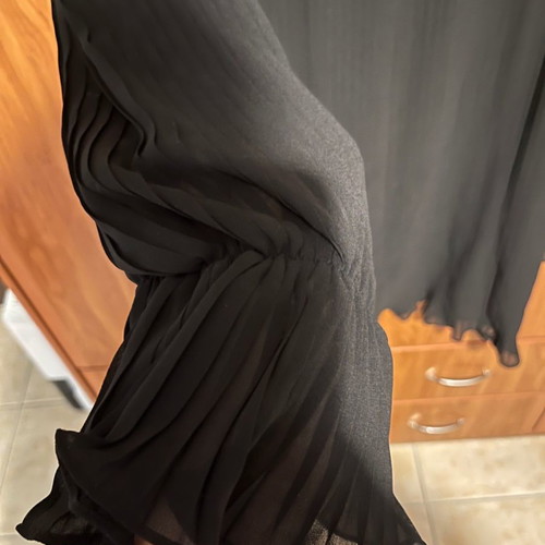 Relish pleated dress used, short with lace and puff sleeves