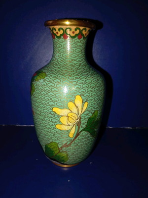Choisonne vase used with floral motifs, size 15x8