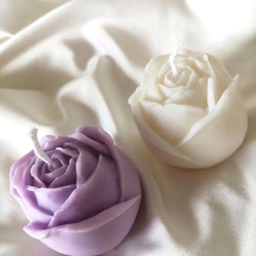 Handmade rose candle with plant wax and bubblegum scent