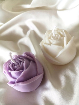 Handmade rose candle with plant wax and bubblegum scent