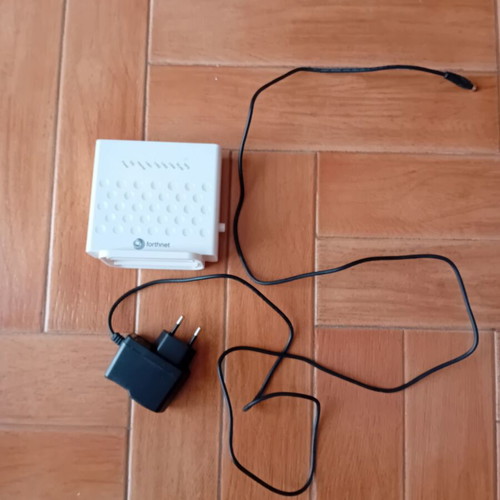ZTE Router model ZXHN H1O8N like new with charger