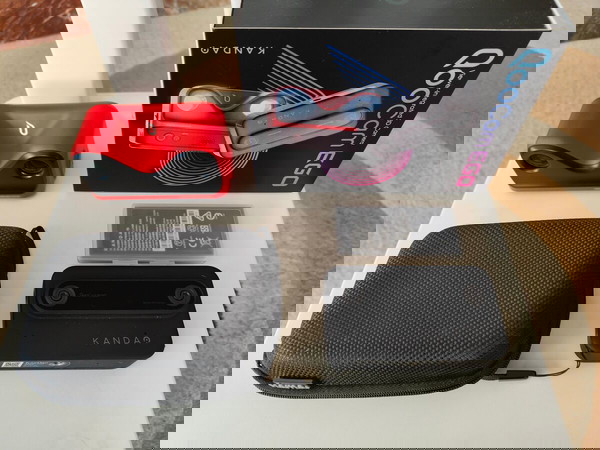 Kandao QooCam EGO 3D κάμερα – Άψογη + 256GB κάρτα + extra μπαταρία + σκληρή θήκη + εγγύηση